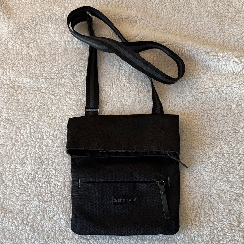 Sherpani Black Compact Crossbody Messenger Bag